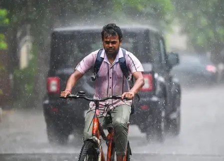 बारिश ने गर्मी से दिलाई राहत, दिल्ली-एनसीआर की हवा हुई स्वच्छ, कई इलाकों में एक्यूआई 50 से नीचे