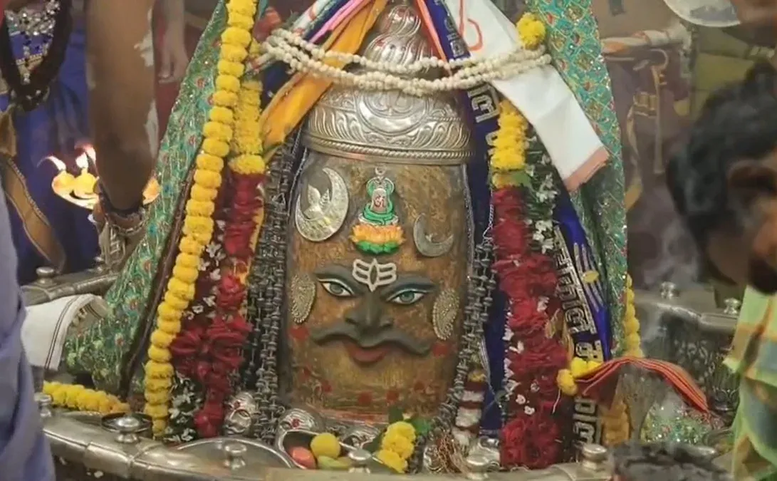 महाकालेश्वर मंदिर में भाद्रपद प्रतिपदा पर भांग से बाबा महाकाल का दिव्य शृंगार, भस्म आरती में उमड़े हज़ारों श्रद्धालु