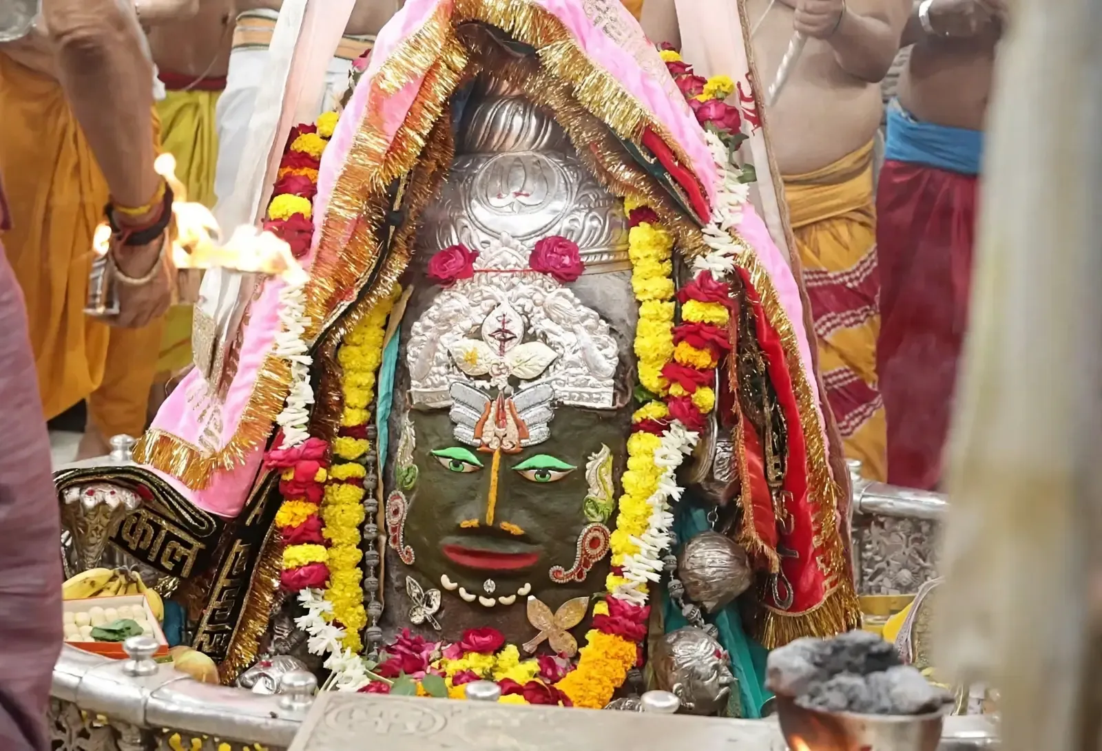 उज्जैन: महाकालेश्वर मंदिर में भांग से सजे बाबा महाकाल, आश्विन चतुर्दशी पर भस्म आरती में उमड़े श्रद्धालु