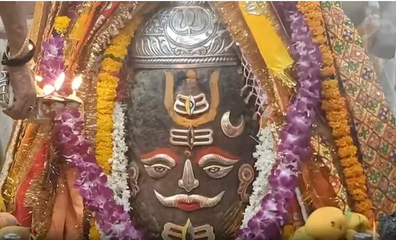 महाकालेश्वर मंदिर में ज्येष्ठ एकादशी पर बाबा महाकाल का राजा स्वरूप शृंगार, भस्म आरती में उमड़े श्रद्धालु