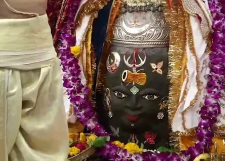 बाबा महाकाल का राजा स्वरूप में किया गया श्रृंगार, भस्म आरती में शामिल हुए हजारों श्रद्धालु 