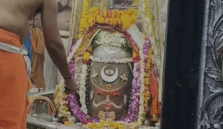 उज्जैन महाकालेश्वर मंदिर में भव्य भस्म आरती, 'जय श्री महाकाल' के जयकारों से गूंजा परिसर