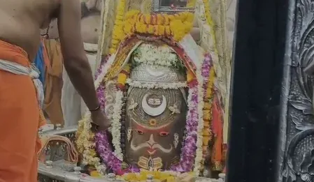 बाबा महाकाल के दरबार में हुई दिव्य भस्म आरती, जय श्री महाकाल' के जयकारे की गूंज 