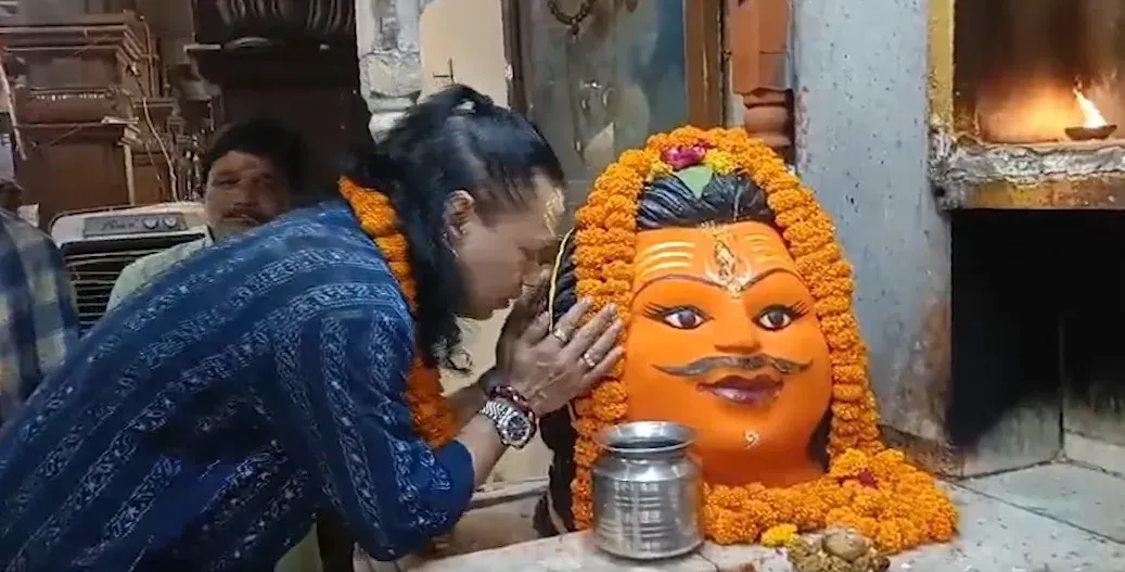 कैलाश खेर ने उज्जैन में बाबा महाकाल के दरबार में टेका माथा, भस्म आरती में हुए शामिल