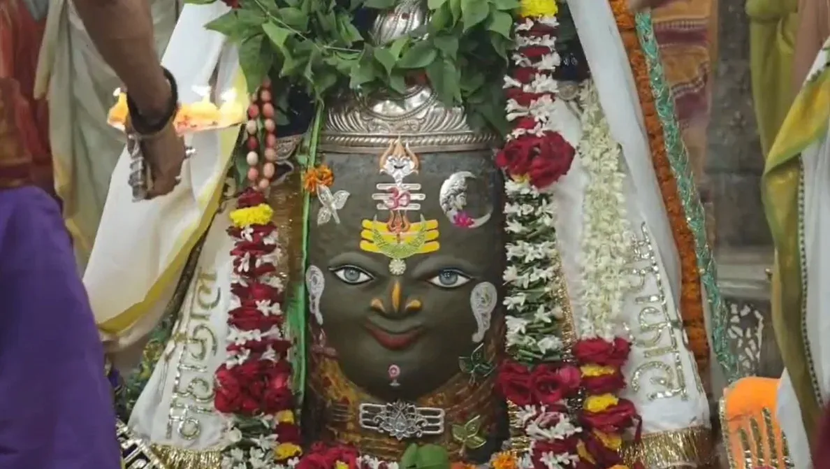उज्जैन: श्रावण दशमी पर महाकाल का भव्य शृंगार — भांग, त्रिनेत्र, चांदी के मुकुट और मुंड माला से सजे बाबा
