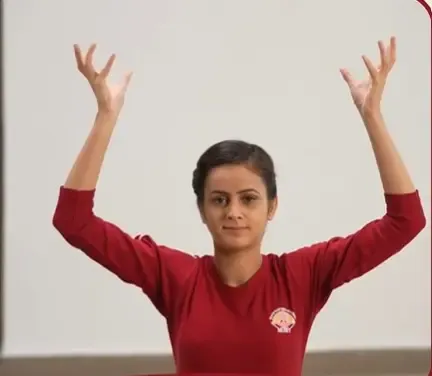 क्या ताली बजाने से मिलते हैं कई लाभ? जानिए 'फ्लावर क्लैप' के फायदे