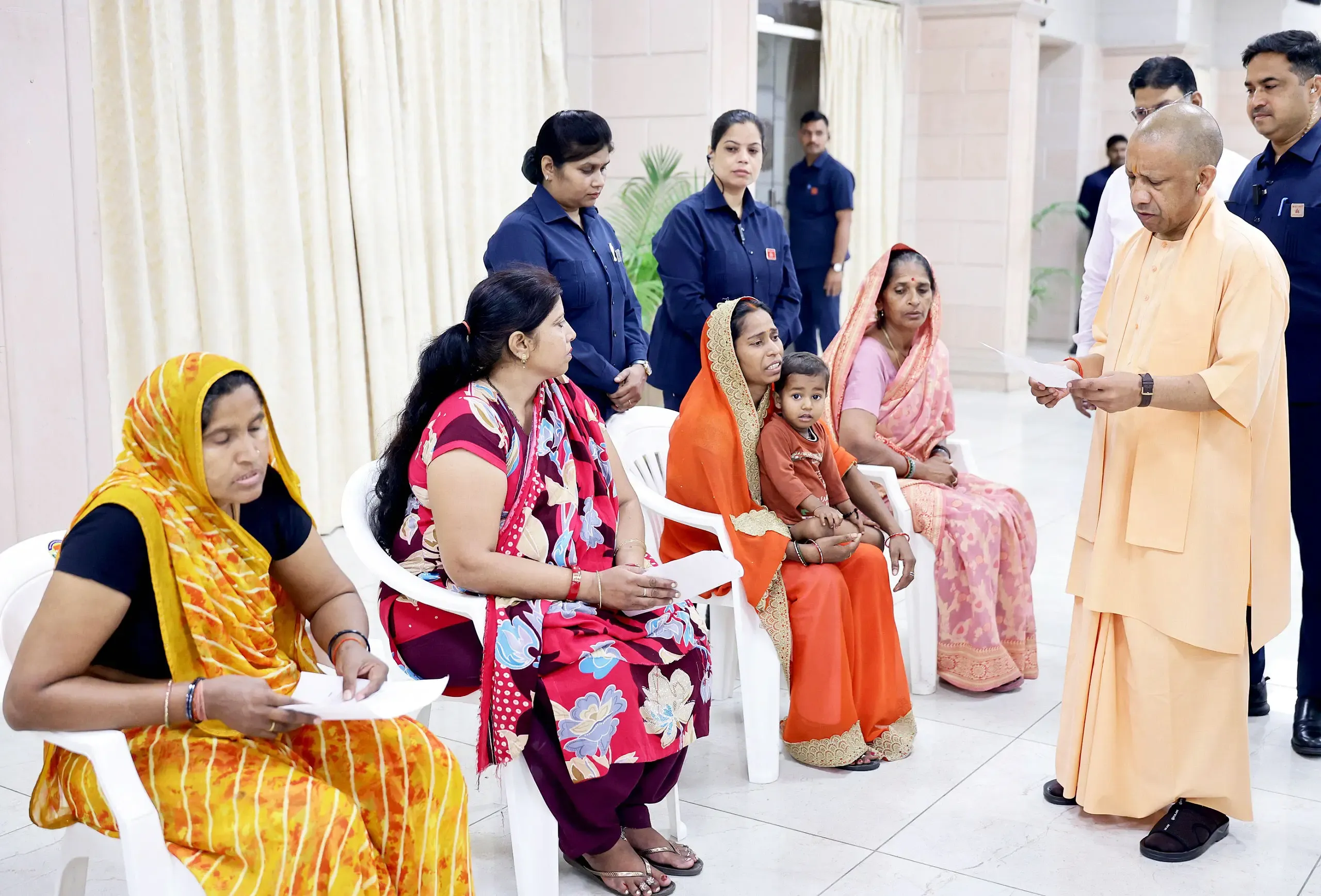 CM योगी का 'जनता दर्शन': बच्चों की शिक्षा पर जोर, 9 साल में 9 लाख सरकारी नौकरियों का दावा