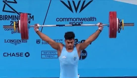 क्या अंचिता शेउली ने अपने संघर्ष से वेटलिफ्टिंग में नई पहचान बनाई?