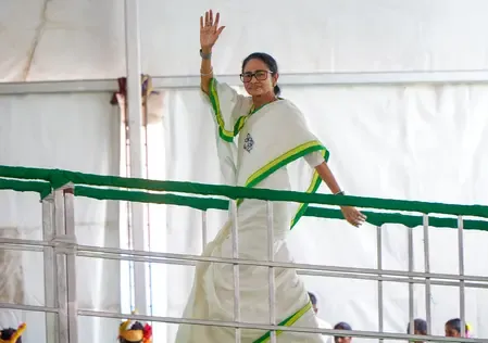 Flight Delays CM Mamata Banerjee's Return to Kolkata Due to Bad Weather