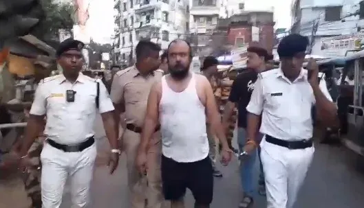 शिवपुर बमबाजी मास्टरमाइंड शमीम अहमद की सड़क पर परेड, भाजपा नेता बोले — 'बदल रहा बंगाल'