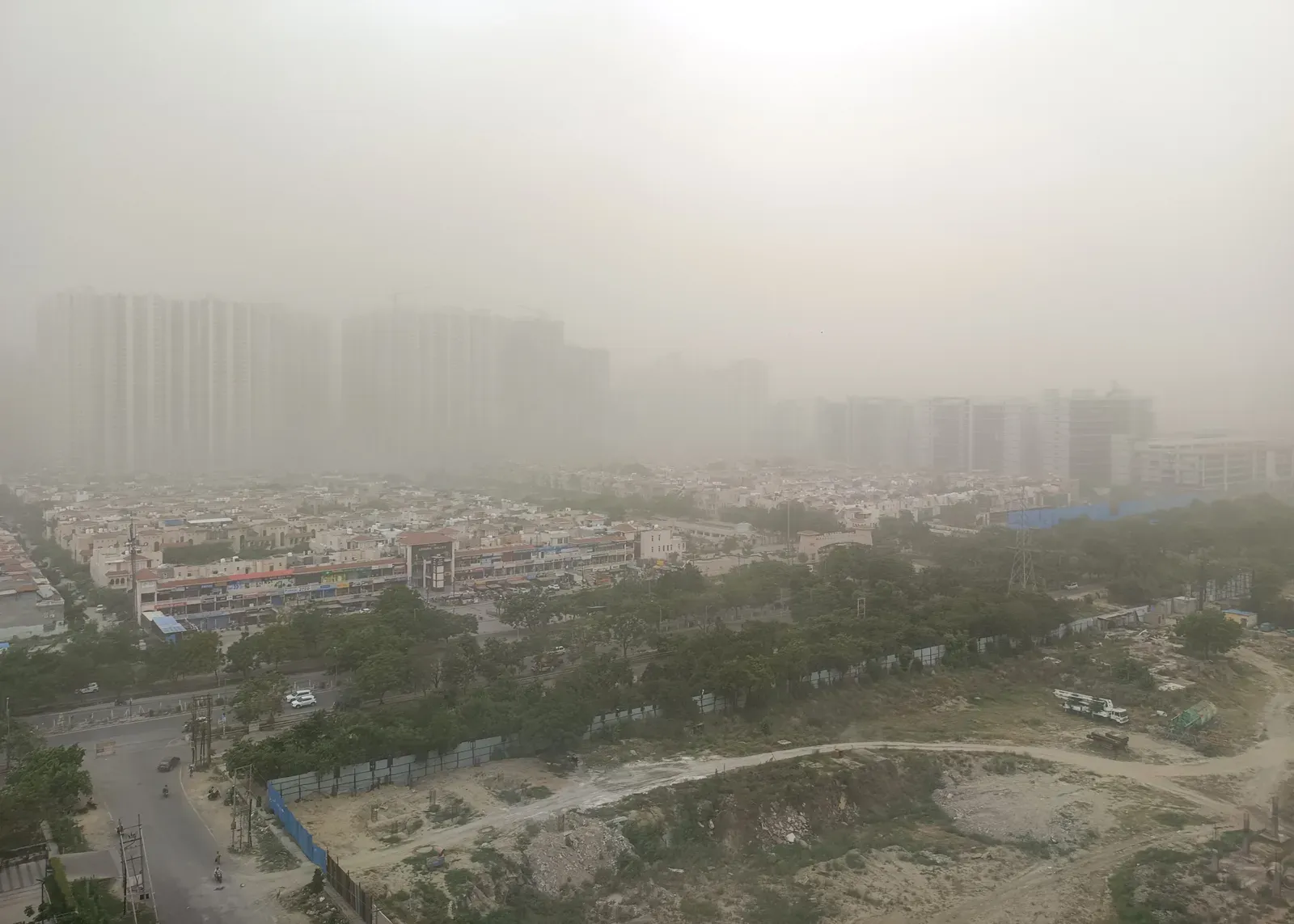 नोएडा-NCR में मौसम बदला: घने बादल और तेज हवाओं से भीषण गर्मी से राहत, 23–28 जून का पूर्वानुमान