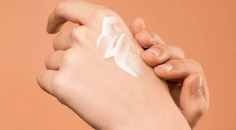 क्या बदलते मौसम के साथ त्वचा अधिक संवेदनशील हो जाती है? जानें 5 महत्वपूर्ण कारण