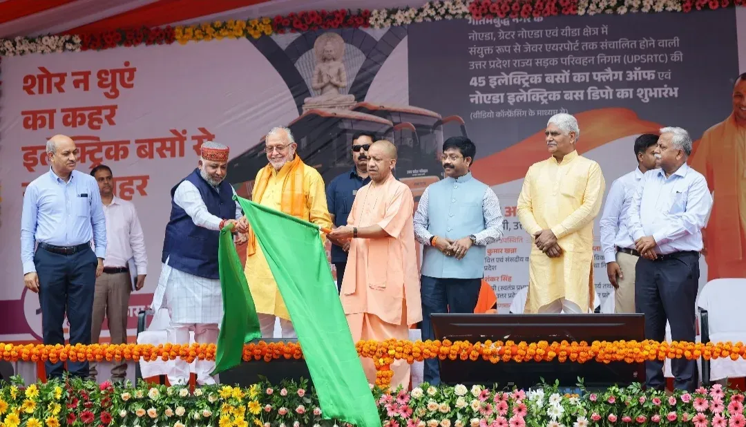 योगी ने नोएडा में 110 इलेक्ट्रिक बसों को दिखाई हरी झंडी, बोले — UP अब एक्सप्रेसवे और एयर कनेक्टिविटी का नया प्रदेश
