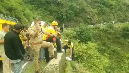 बद्रीनाथ बस हादसा : बचाव अभियान में जुटी एनडीआरएफ की टीम; तीन शव बरामद, नौ लोगों की तलाश जारी
