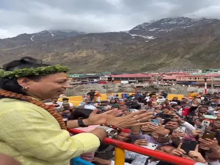 बद्रीनाथ धाम में कैलाश खेर ने छेड़े भक्ति के सुर, झूम उठे श्रद्धालु
