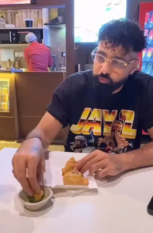 How Does Badshah Teach the Right Way to Eat a Samosa?