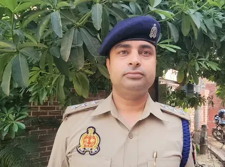 वाराणसी में गांजा तस्कर अजीत गुप्ता गिरफ्तार, 978 ग्राम गांजा और ₹10,020 नकद बरामद