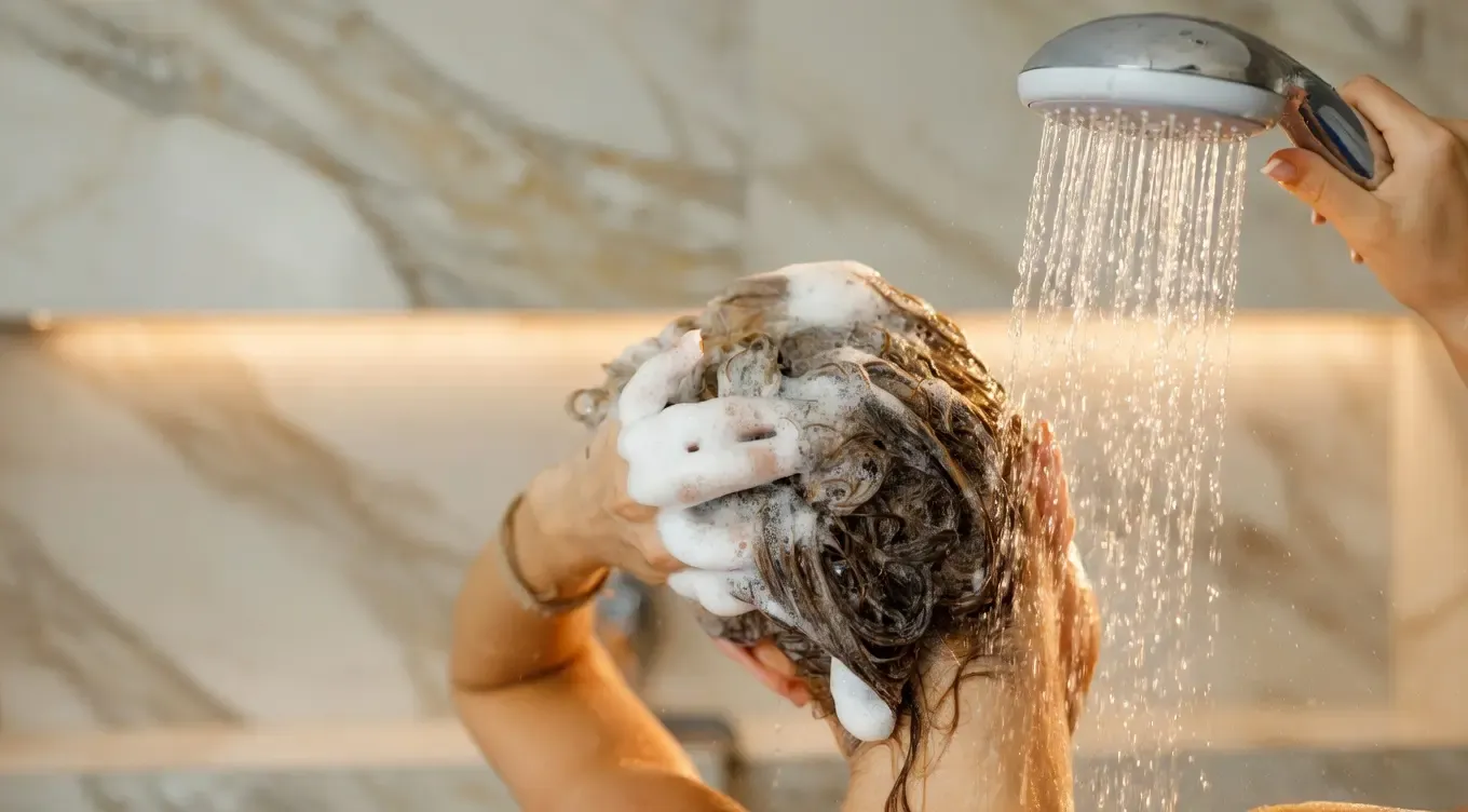 बालों के झड़ने से बचने के लिए सही शैंपू का चुनाव कैसे करें? खुजली और डैंड्रफ से मिलेगी राहत