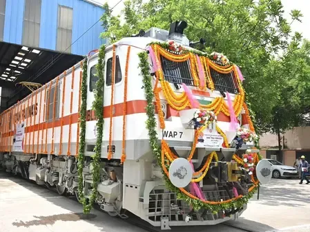 बनारस रेल इंजन कारखाने ने रचा इतिहास, 2,500वें इलेक्ट्रिक इंजन का लोकार्पण