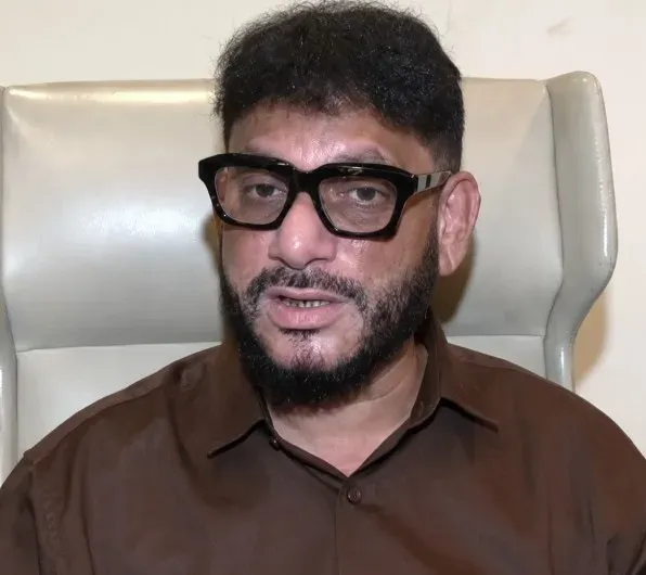 बांद्रा गरीब नगर में 400 परिवारों के घर तोड़े गए: वारिस पठान ने मानसून से पहले वैकल्पिक आवास की माँग की