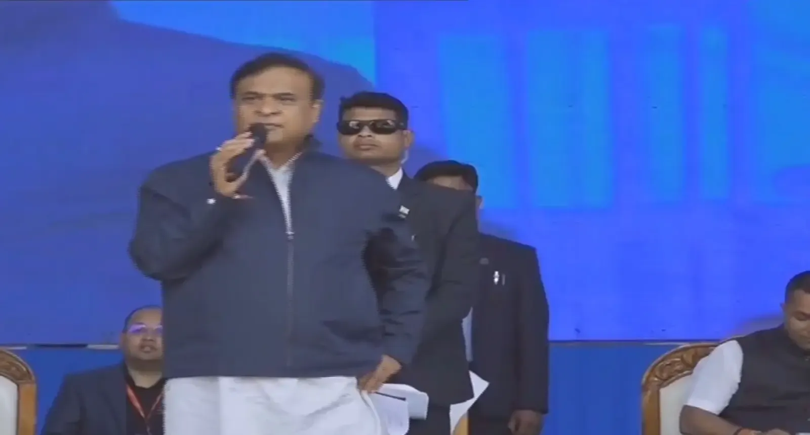 क्या असम के मुख्यमंत्री ने बांग्लादेश के मौजूदा हालात पर सुरक्षा एजेंसियों को सतर्क रहने का निर्देश दिया?