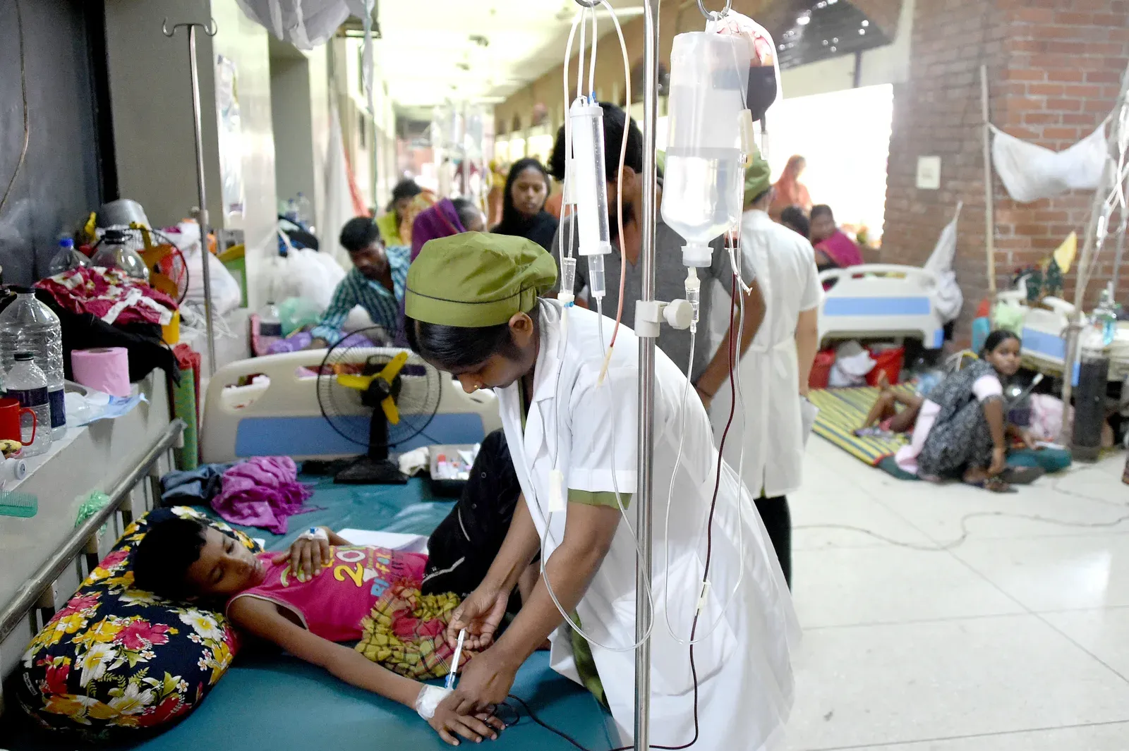 Bangladesh measles outbreak: Death toll nears 900 as five more children die