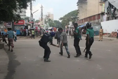 Bangladesh: Massive Worker Protests Block Highway Over Factory Closures and Unpaid Dues