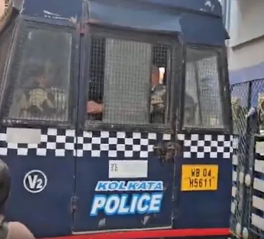 Bangladeshi national held in Kolkata for smuggling stolen phones, laptops to Dhaka