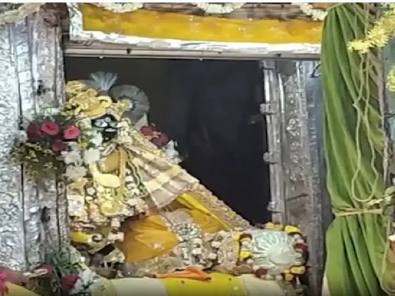 बांके बिहारी मंदिर में भक्तों की भीड़, अक्षय तृतीया पर चरण दर्शन का विशेष आयोजन