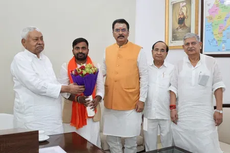 बांकीपुर उपचुनाव: एनडीए प्रत्याशी नीरज सिन्हा ने नीतीश कुमार से लिया आशीर्वाद, 13 जुलाई को दाखिल होगा नामांकन