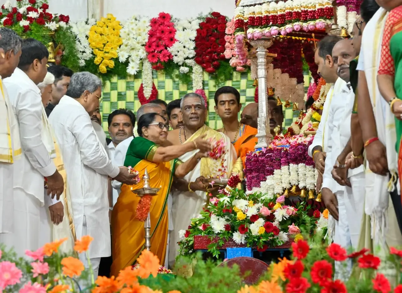 Did Banu Mushtaq Just Inaugurate Mysuru Dusshera with a Floral Tribute to Goddess Chamundeshwari?
