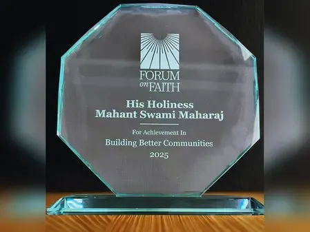 बीएपीएस प्रमुख महंत स्वामी महाराज को दुनिया भर में बेहतर समुदाय बनाने के लिए सम्मानित किया गया
