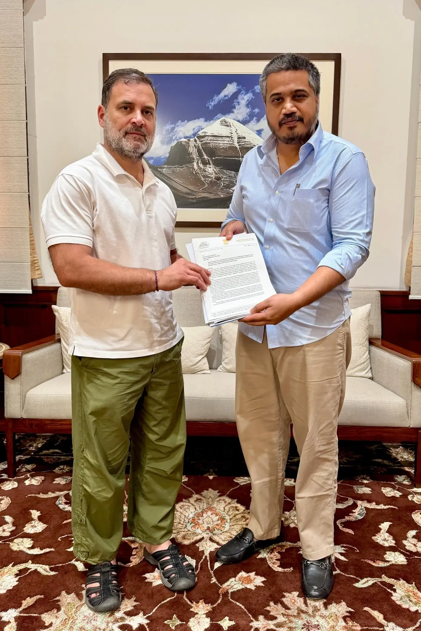 <b>बारामती विमान दुर्घटना:</b> रोहित पवार ने राहुल गांधी से की मुलाकात, निष्पक्ष जांच की अपील