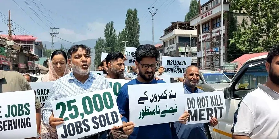 बारामूला में PDP का विरोध प्रदर्शन: 25,000 बैकडोर नियुक्तियों का आरोप, कई नेता हाउस अरेस्ट