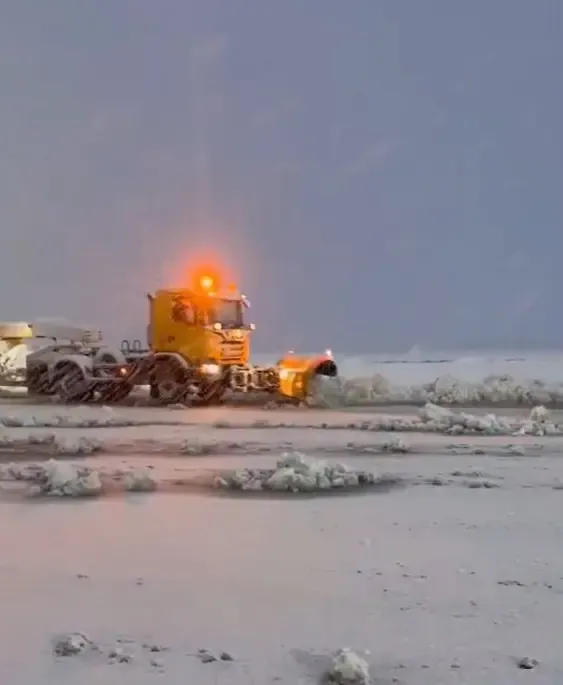 क्या बर्फबारी के कारण श्रीनगर में हवाई सेवाएं प्रभावित हो गई हैं?