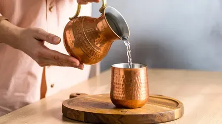 बारिश के मौसम में वरदान है 'तांबे' के बर्तन में रखा पीना