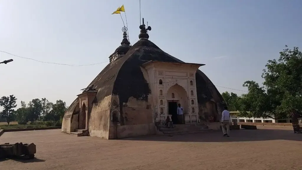 कानपुर के बेहटा गांव के जगन्नाथ मंदिर की रहस्यमयी छत: बारिश से 7 दिन पहले टपकता है पानी