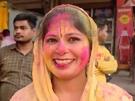 बरसाना की विश्व प्रसिद्ध होली में राधा रानी के रंग में रंगे श्रद्धालु, आध्यात्मिक अनुभव किया शेयर 