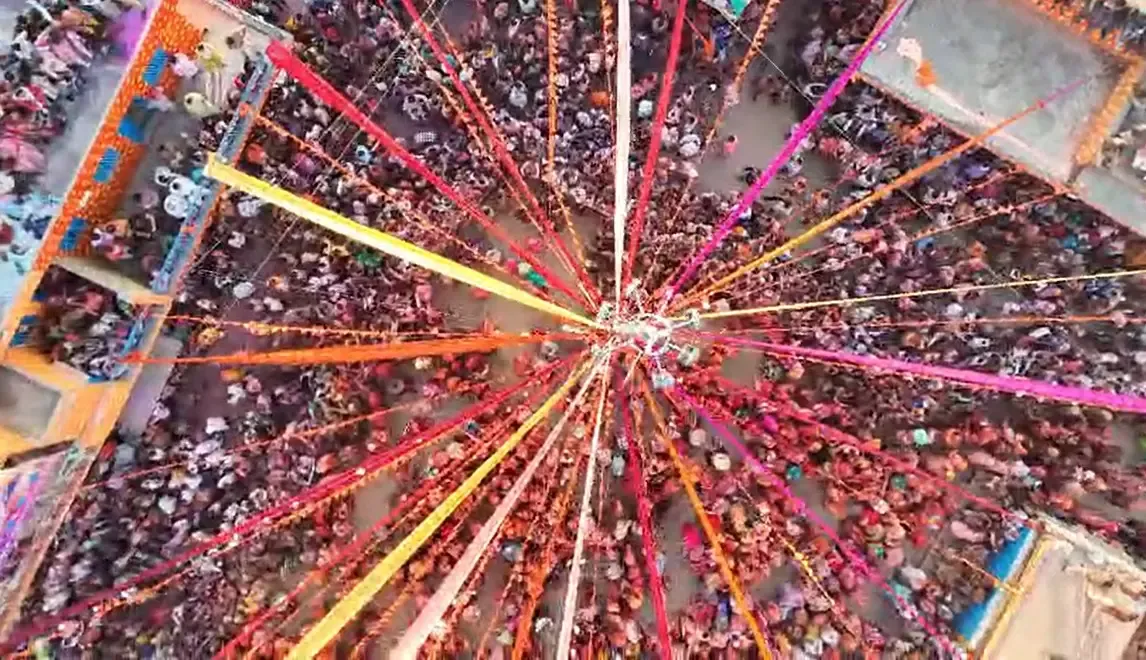 बरसाना में लट्ठमार होली का अद्भुत दृश्य: हुरियारे-हुरियारिनों ने निभाई राधा-कृष्ण की परंपरा