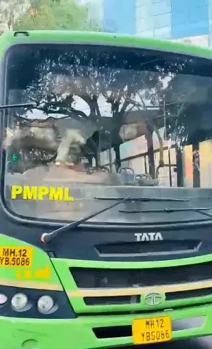 पुणे में PMPML बस चोरी: रॉन्ग साइड दौड़ाई, डिवाइडर से टकराई, आरोपी गिरफ्तार