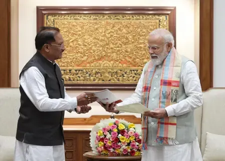 बस्तर 2.0 की शुरुआत: सीएम विष्णुदेव साय ने पीएम मोदी को दिया निमंत्रण, विकास का ब्लूप्रिंट सौंपा