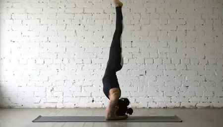 बेहतर रक्त संचार और आत्मविश्वास के लिए अपनाएं शीर्षासन