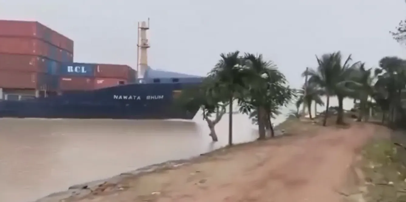 Container ship hits Hooghly riverbank at Diamond Harbour, no injuries