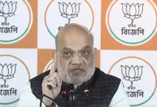 Why is the Bengal government hesitant to allocate land for barbed fencing at the border? Amit Shah raises concerns