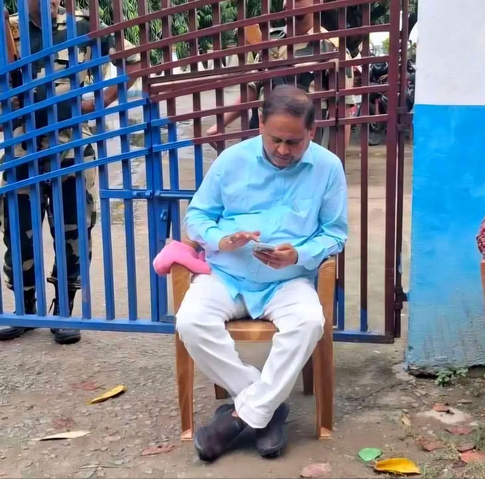 Humayun Kabir stages sit-in at Rejinagar police station ahead of by-poll