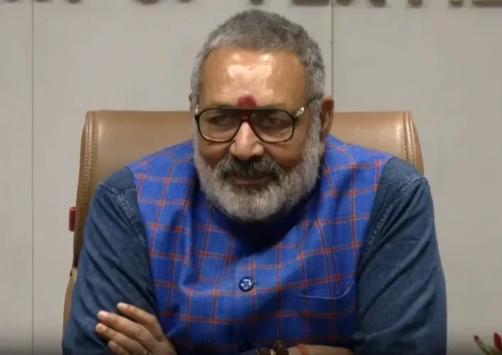 गिरिराज सिंह का आरोप: ममता बनर्जी बंगाल में दंगे भड़काने की साजिश कर रही हैं