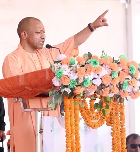 बंगाल में योगी आदित्यनाथ बोले, तृणमूल व वामपंथी गुंडों का उपचार केवल भाजपा सरकार के पास