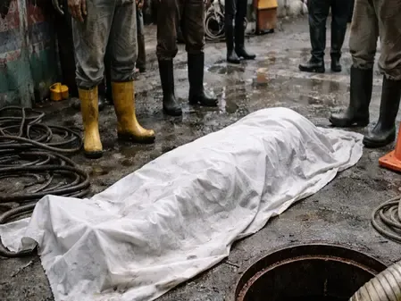 Tragic Incident: Manual Scavenger Dies During Manhole Cleanup in West Bengal