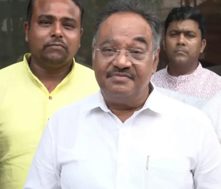 भाजपा का दावा: बंगाल से टीएमसी का विसर्जन करने को तैयार हैं समिक भट्टाचार्य