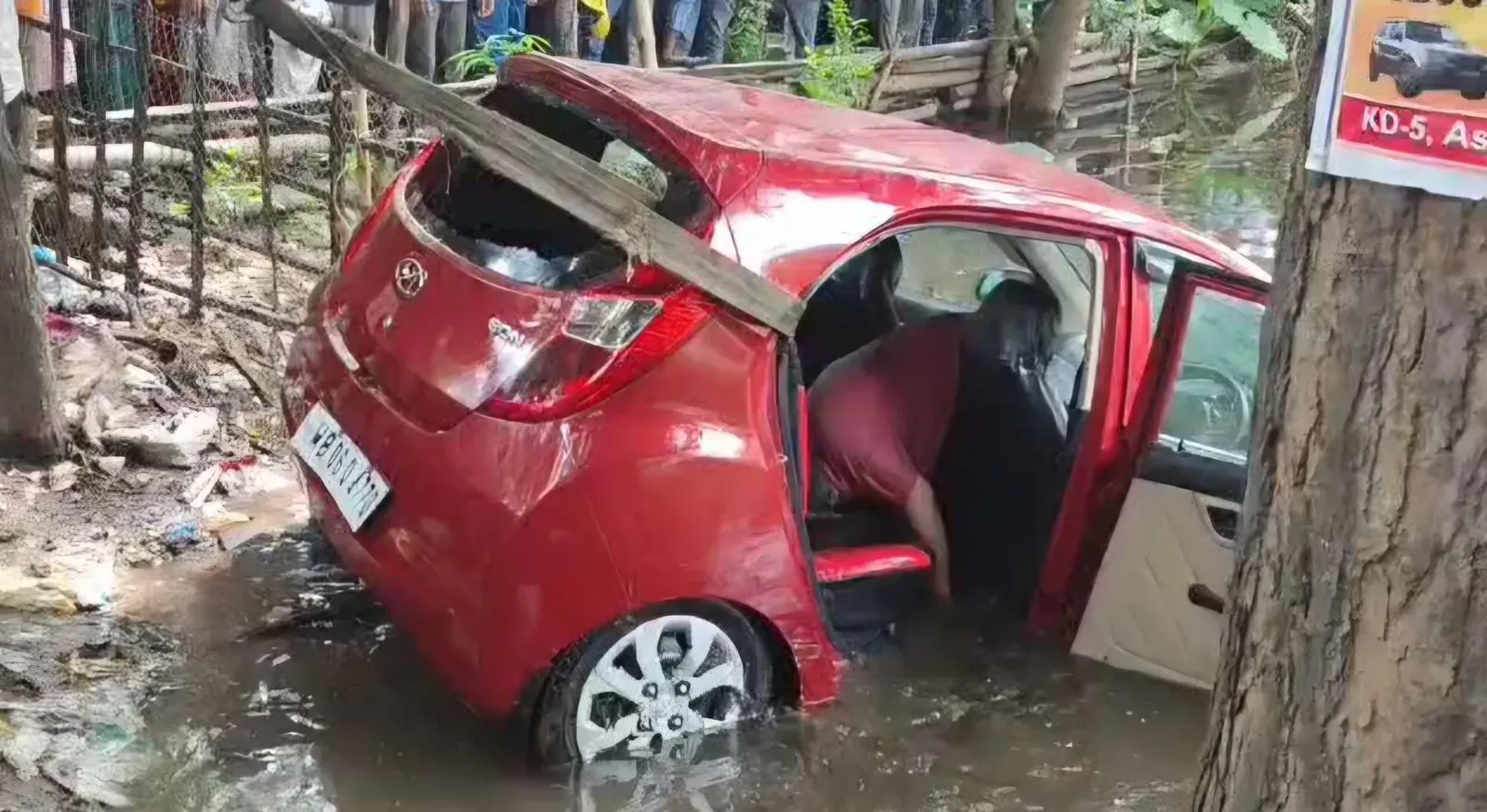 Kolkata woman drowns after car plunges into Keshtopur pond during solo drive practice